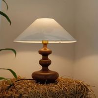 Lámpara de mesa de madera pura de tamaño y forma personalizados con pantalla utilizada para la decoración de la sala de estar y la habitación
