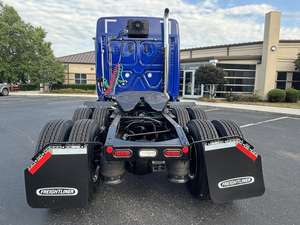 Camion Freightliner Cascadia Conventional Sleeper d'occasion 2026, moteur diesel 10 cylindres, caméra arrière 360°, écran tactile, automatique - Product Image 3