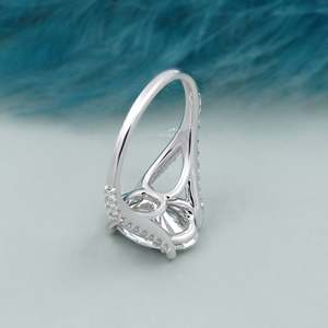 Anillo de compromiso de oro blanco con tallo dividido y corte ovalado, con halo oculto, diseño único de anillo de diamantes - Product Image 4