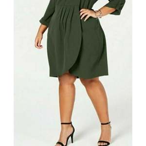 Abito chemisier da donna Love Squared alla moda, taglie forti XX-Large, con drappeggio a cascata, in tessuto crêpe verde, vita impero, con perline, 4XL 5XL 2XL - Product Image 3