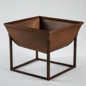 Foyer traditionnel en métal conçu pour les espaces ouverts, offrant des flammes chaudes et un charme classique en plein air - Product Image 3