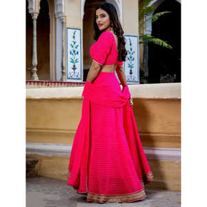 ชุดเลเฮนกาโชลีผ้าจอร์เจตต์พิมพ์ลายลาเฮริยาสีชมพูสวยงามสำหรับงานแต่งงาน - Product Image 2