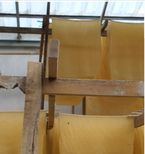 แผ่นยางธรรมชาติสีน้ำตาลรมควันแบบมีร่อง RSS3 คุณภาพสูง เกรดสำหรับงานขึ้นรูป ทนแรงกระแทกสูง เหมาะสำหรับพื้นรองเท้า ยางรถยนต์ และสายพานลำเลียง - Product Image 4