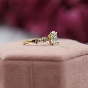 Anillo de compromiso con ajuste de piedra de racimo de diamante cultivado en laboratorio de corte ovalado, lujoso anillo de compromiso de oro sólido de 10K para mujer - Product Image 5