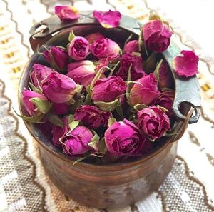 Bourgeons de roses séchés dans un seau en cuivre, qualité cosmétique comestible, riches en humidité, durée de conservation de 24 mois, stockage à l'endroit frais et sec, marque VIET D.E.L.T.A - Product Image 1