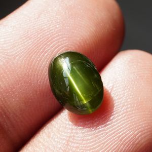BEGDI GEMS Diópsido verde natural Catseye Piedra preciosa de corte ovalado 1000 quilates - Product Image 6