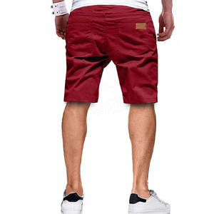 กางเกงขาสั้นกีฬาฤดูร้อนสำหรับผู้ชายแบบ OEM สกรีนโลโก้ได้ ขายดี สีแดงล้วน สไตล์ลำลอง พร้อมคุณสมบัติยืดหยุ่นและลายเรียบ - Product Image 2