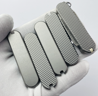 Kit de mise à niveau de manche en alliage de titane de couteau suisse personnalisé de 58mm, balances de couteau durables, pièces de patch de précision pour l'amélioration de couteau