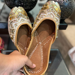 Jutti pour femmes, artisanat en cuir, Jutti pour femmes, style indien, à porter pour les fêtes - Product Image 1