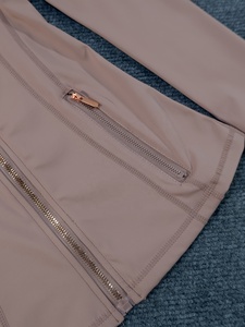 Veste de yoga légère pour femme, respirante et extensible, idéale pour la gym, l'entraînement, la course à pied et le fitness - Product Image 2