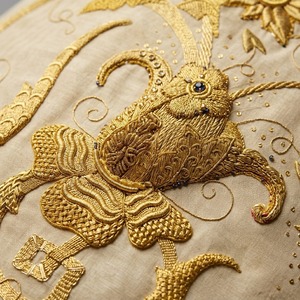 Premium Quality Embroidery Banner Custom <b>Fabric</b> Beige <b>Gold</b> Floral Embroidered Badges Applique Patch - Product Image 4