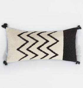 Ce fabuleux coussin berbère en laine marocaine couvre coussin marocain berbère Vintage coussin avec pompon - Product Image 4