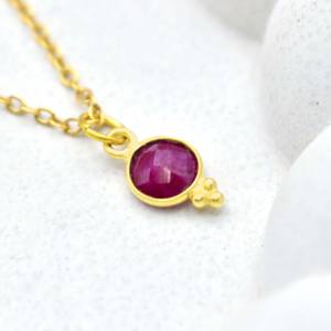 สร้อยคอพลอยทับทิมทรงกลมขนาด 6 มม. ประดับด้วยพลอยราวาสามเม็ด งานแฮนด์เมด เครื่องประดับที่โดดเด่น - Product Image 4