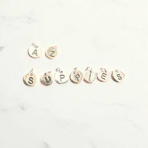 Dijes iniciales redondos de 8 MM-Hallazgos hechos a mano al por mayor - Product Image 6