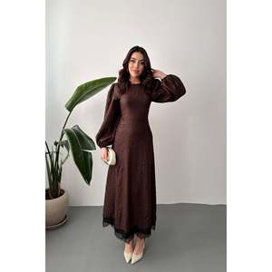 Vestido Largo Marrón con Cinturón y Detalles de Encaje Repujado - Marrón - Product Image 1
