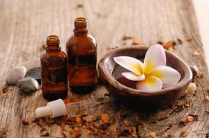 100% Huile essentielle de frangipanier pure Huile essentielle de frangipanier en gros Huile essentielle de frangipanier naturelle et pure - Product Image 3