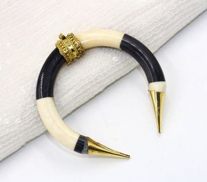 จี้รูปกระดูกควายและกระดูกวัวขัดเงาตามธรรมชาติสไตล์รักสีขาวและดำโดยงานฝีมือ HF - Product Image 1