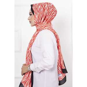 Hijab à motif zèbre en rouge, fabriqué en polyester - Product Image 3