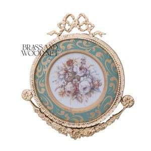 Assiette en porcelaine florale avec cadre orné d'art mural en laiton doré - Product Image 1