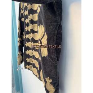 Chaqueta de bombardero de algodón y terciopelo Suzani hecha a mano para mujer, abrigo Suzani bordado de tela de terciopelo corto con cuello vuelto - Product Image 4