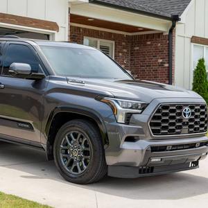 LUXURY RIDE 2023 Sequoia Platinum 4x4, Motor V6 Twin-Turbo de 437 hp, Equipamiento de Alta Gama, Sin Modificaciones - Product Image 1