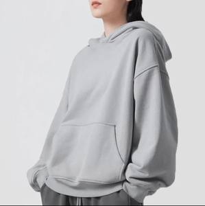 เสื้อฮู้ดดี้ทรงบ็อกซี่โอเวอร์ไซส์พรีเมียม ผ้าฟลีซคอตตอน 400GSM สกรีนโลโก้ตามสั่ง ผลิตแบบ OEM สไตล์สตรีทแวร์ สำหรับผู้ชายและผู้หญิง - Product Image 2