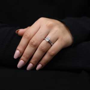 Anillo de Compromiso con Diamante de Laboratorio de Corte Radiante con Detalles de Diamantes de Corte Princesa - Product Image 2