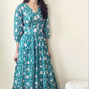 Robes maxi en coton confortables d'été et de printemps dans les robes de soirée tendance pour le port du soir ensemble d'articles imprimés floraux - Product Image 1