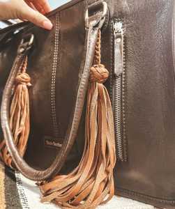 กระเป๋าหนังวัวสำหรับใส่ปืนพกมีขอบใบใหญ่ของผู้หญิงดีไซน์ดอกไม้เป็นเครื่องมือด้วยมือคุณภาพสูงตามต้องการ - Product Image 4