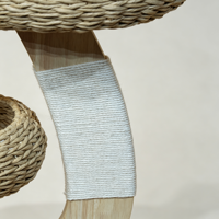 Arbre à chat à 2 niveaux en rotin naturel avec poteau à gratter en sisal, lit pour chat à structure en bois robuste avec coussin moelleux et jouet suspendu en forme de nuage