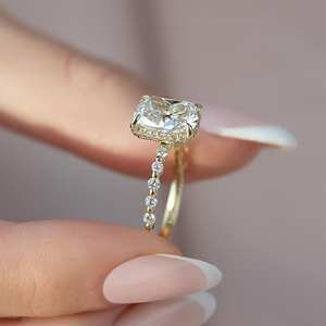 Bague de fiançailles solitaire Moissanite élégante de 8x10mm avec design moderne invisible et bande de pavé à 3 voies - Product Image 2