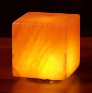 Lampe sculptée carrée en sel de roche de l'Himalaya pour décoration d'intérieur moderne et élégante à énergie positive avec thème d'amour - Product Image 4