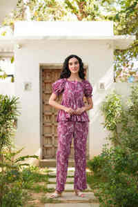 ชุดเซ็ตเสื้อและกางเกงลำลองพิมพ์ลายดอกไม้สีม่วงและสีขาว แฟชั่นทันสมัยปี 2025 สำหรับผู้หญิง ผลิตตามสั่ง - Product Image 5