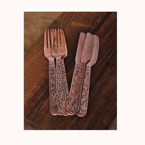 Brillante Venta caliente personalizada Chapado en oro rosa con diseño en relieve antiguo completo Mango cuchara tenedor y cuchillo Juego de cubiertos - Product Image 1