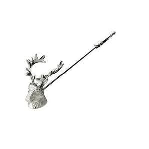 Apagavelas de metal diseñado para un cuidado preciso de la llama, añadiendo un encanto decorativo suave a los arreglos de velas en cualquier habitación. - Product Image 2