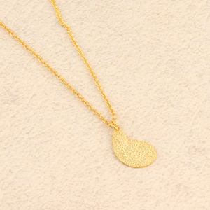 Collar de diseñador inspirado, collar con colgante de encanto con acabado cepillado, collar de cadena de eslabones chapado en oro mate, joyería de moda femenina - Product Image 2