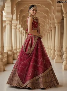 Lehenga choli ชุดเจ้าสาวอย่างเป็นทางการพร้อมผ้ากำมะหยี่ทรงหลวมและ dupatta คู่ - Product Image 4