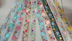 Lacets floraux brodés sur mesure avec des broderies florales colorées sur tissu de filet bleu noir à utiliser comme bordures et garnitures - Product Image 2