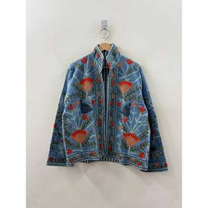 Manteau d'hiver pour femmes, veste en velours matelassée réversible The Poppy Garden, bleu ardoise délavé, style bohème brodé Suzani - Product Image 1
