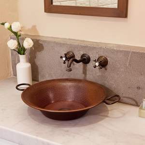 Cuencos de cobre únicos diseñados para estilistas del hogar que buscan tazones de metal rústicos distintivos con alta durabilidad y calidad. - Product Image 1