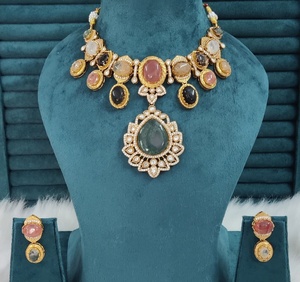 Conjunto de Collar de Latón Inspirado en Polki y Sabyasachi, Perfecto para Bodas, Collar de Lujo para Fiestas con Hermosos Pendientes - Product Image 3