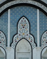 Mosquée en marbre blanc au design traditionnel, imperméable et durable, avec dômes sculptés à la main et mur en pierre pour cour, à fixer au mur