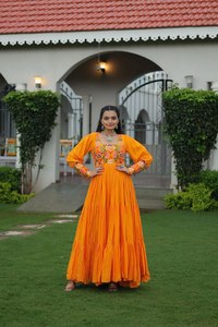 Vestido de color naranja con estilo Navratri especial de alta demanda en tela de rayón con trabajo de Kutchi Gamthi para mujeres indias - Product Image 5