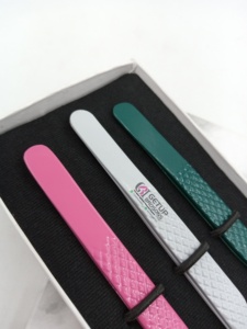 Pinzas Profesionales para Pestañas de Acero Inoxidable con Recubrimiento en Polvo de Diferentes Colores, Antiestáticas, Duraderas, con Agarre Perfecto y Aislamiento de 90 Grados - Product Image 5
