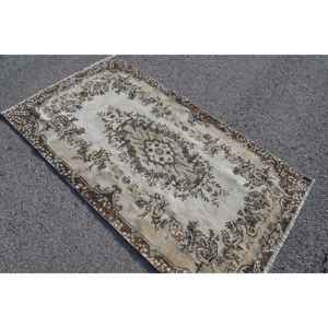 Tapis turc vintage, tapis de 3,7 x 6,7 pieds, tapis en laine beige à motifs floraux - Product Image 1
