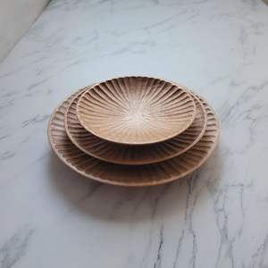 Ensemble de trois assiettes en bois d'acacia sculpté empilables, bols en bois texturés, plats ronds rustiques pour collations, salades - Product Image 6