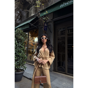 Ensemble chemisier et pantalon beige en satin à nouer pour femme - Product Image 4