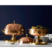 Luxueux chauffe-plat en cuivre antique avec détails ornés, parfait pour les repas d'événements et la présentation de nourriture