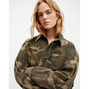 Venta al por mayor de chaquetas de mezclilla bordadas personalizadas para las mujeres de peso pesado con relleno de algodón teñido a las especificaciones del fabricante - Product Image 3