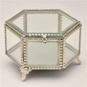 Caja de Vidrio con Acabado Dorado Hecha a Mano con Anillo Cuadrado de Latón, Atractivo Borde Organizado para Joyas Personalizadas y Recuerdos - Product Image 3